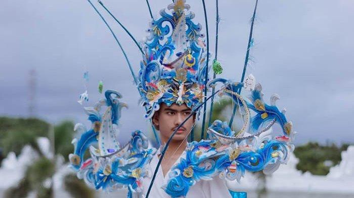 Andika Pratama asal Kota Lhokseumawe, finalis putra Pemilihan Putra-putri Kebudayaan Nusantara tampil dengan pakaian bertema nelayan pada ajang perlombaan berbasis media sosial tersebut.