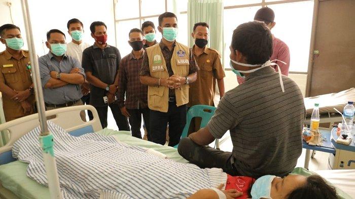 Anggota DPRA, Iskandar Usman Al-Farlaky bersama timnya, saat menjenguk korban DN, yang masih dirawat di RSUD Langsa, Senin (12/10/2020) lalu.