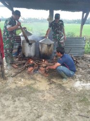 Babinsa Koramil Baktiya Barat Bantu Masak untuk Korban Puting Beliung