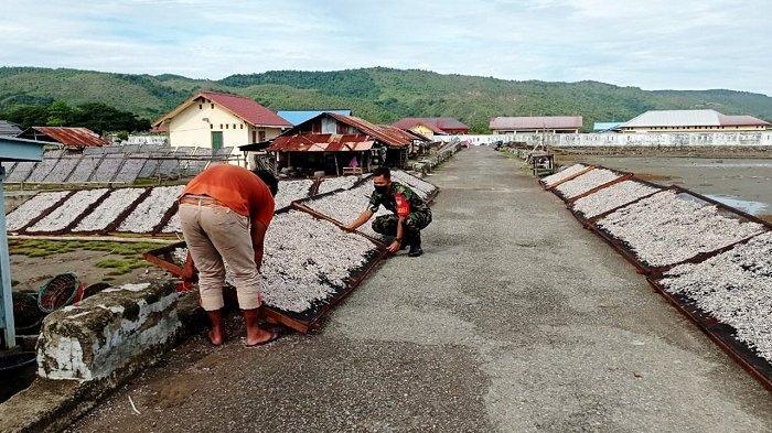 Babinsa Koramil 05/Mesjid Raya Kodim 0101/Aceh Besar, Serda Enggal Suparmogi memberikan motivasi bagi pelaku UMKM di desa binaannya di Desa Meunasah Keudee, Kecamatan Mesjid Raya, Kabupaten Aceh Besar, Rabu (1/12/2021).