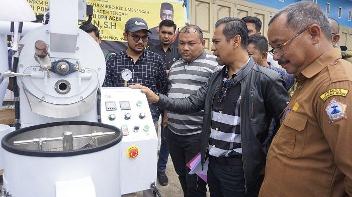 Wakil Ketua DPRA, Hendra Budian bersama Kadis Koperasi dan UMKM Bener Meriah, Ir Abadi menyerahkan bantuan mesin roasting kopi kepada kelompok masyarakat di Bener Meriah dan Aceh Tengah, Senin (6/12/2021).
