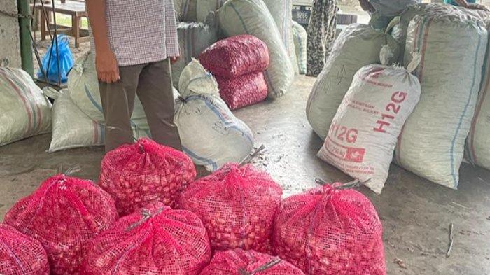 Puluhan goni bawang merah dan cabe merah dari Pasar Grosir Grong Grong Pidie, mau di jual ke Medan, Jumat (14/10).