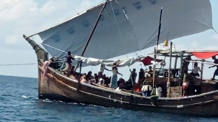 Boat papan para pengungsi Rohingya, Senin (27/12/2021) masih di perairan wilayah Bireuen.