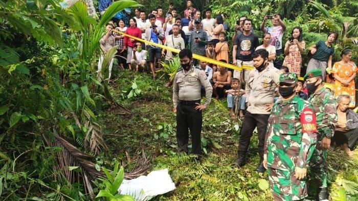 Polisi melakukan olah TKP bocah perempuan 7 tahun yang ditemukan tewas dalam karung di Perbukitan Dusun II Desa Bawaziono Kecamatan Lahusa, Nias Selatan.