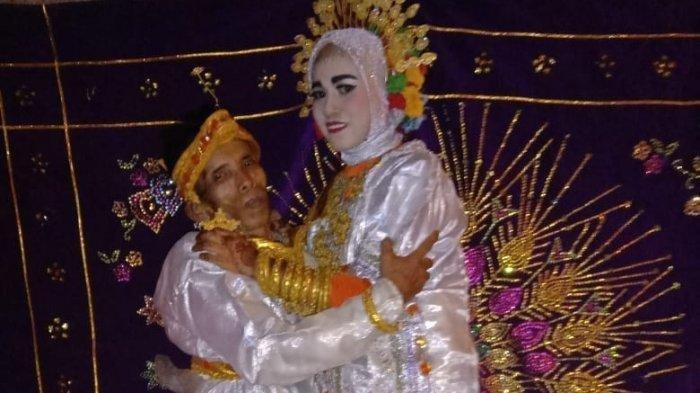 Bora dan Ira Fazilah, pasangan yang selisih 39 tahun yang menikah di Kabupaten Bone, Sulawesi Selatan (Sulsel), Rabu (7/4/2021).
