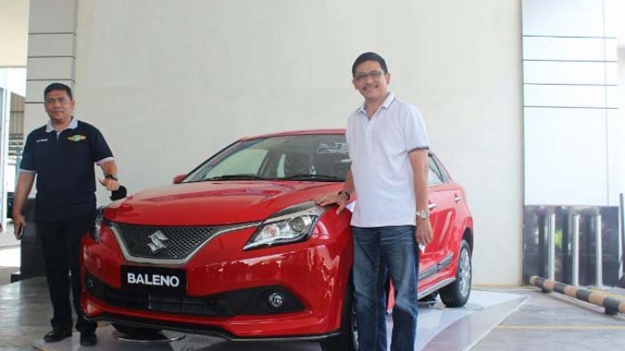 Branch Manager PT Armada Banda Jaya area A Banda Aceh dan Aceh Besar, Khairul Misbah dan General Manager PT Armada Banda Jaya, Â Ronny Makaminan memperkenalkan Suzuki Baleno yang baru dilaunching, Â di dealer setempat, Sabtu (26/8)