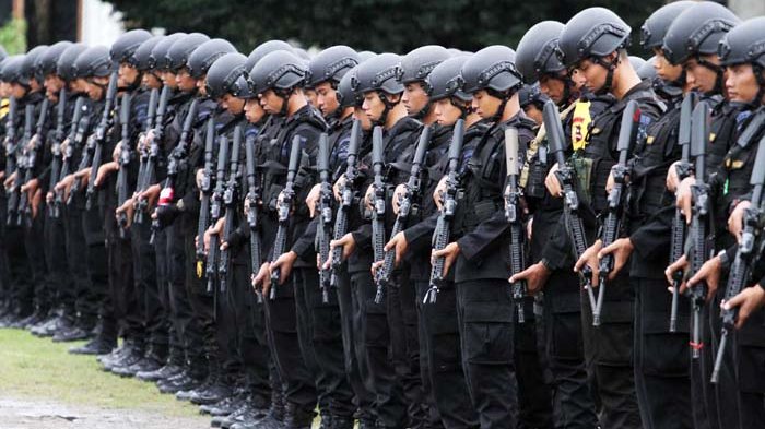 Puluhan personel Brimob BKO dari mabes Polri, mengikuti apel gelar pasukan dalam rangka kesiapsiagaan Pilkada serentak di Aceh pada 15 Februari 2017, di Lapangan Hiraq, kota Lhokseumawe, Kamis (26/1/2017). Apel tersebut di pimpin langsung oleh kapolres Lhokseumawe, AKBP Hendri. SERAMBI/ZAKI MUBARAK