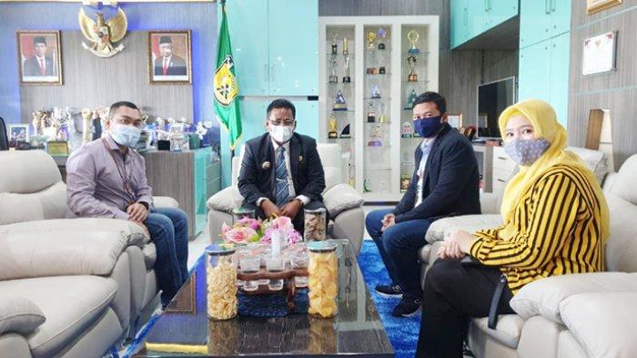 Walikota Banda Aceh, H Aminullah Usman SE Ak MM menerima kunjungan Pemimpin Cabang BRI Insurance Aceh Syariah, Ashar Anwar beserta Tim di Balai Kota Banda Aceh, Rabu (30/12).