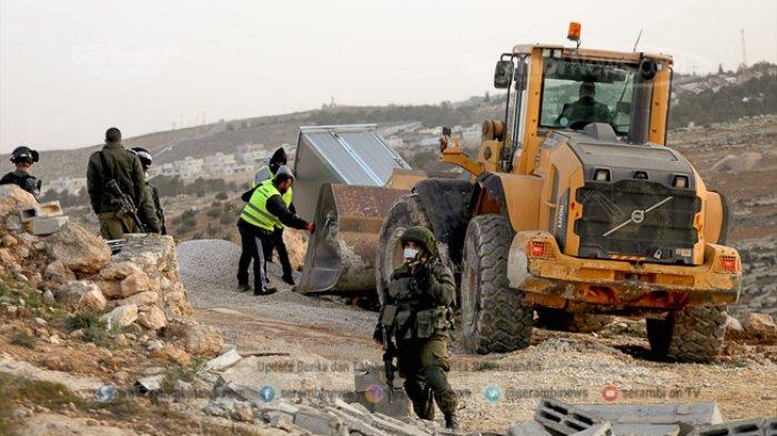 Buldozer milik pasukan Israel menghancurkan masjid dan sumur air yang sedang dibangun di Hebron, Tepi Barat, Rabu (27/1/2021).