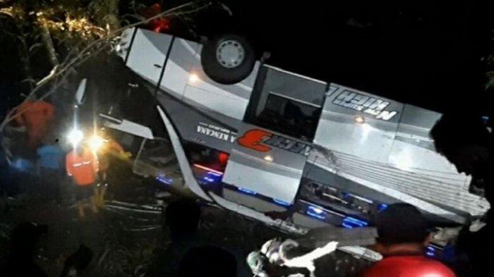 Bus peziarah asal Subang terbalik 180 derajat di Jalan Raya Sumedang-Malangbong, tepatnya di Tanjakan Cae, Wado, Sumedang, Jawa Barat, Rabu (10/3/2021) malam