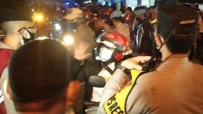Carliana (berhelm merah) saat dihentikan petugas di penyekatan di Karawang, Selasa (11/5/2021) dini hari.