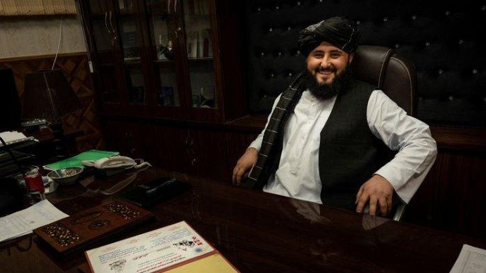 Damullah Mohibullah Mowaffaq, sniper top Taliban yang menjadi Wali Kota Maymana di Afghanistan, difoto di kantornya pada 18 Januari 2022. Maymana adalah ibu kota provinsi Faryab di ujung barat laut Afghanistan.