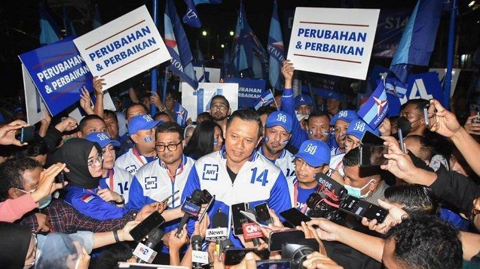 Ketua Umum Partai Demokrat, Agus Harimurti Yudhoyono (AHY) bersama Sekjen Teuku Riefky Harsya dan jajaran pengurus menjawab pertanyaan wartawan saat datang ke Kantor KPU, Rabu (14/12/2022). Partai Demokrat memutuskan tetap menggunakan nomor urut 14 untuk Pemilu 2024.