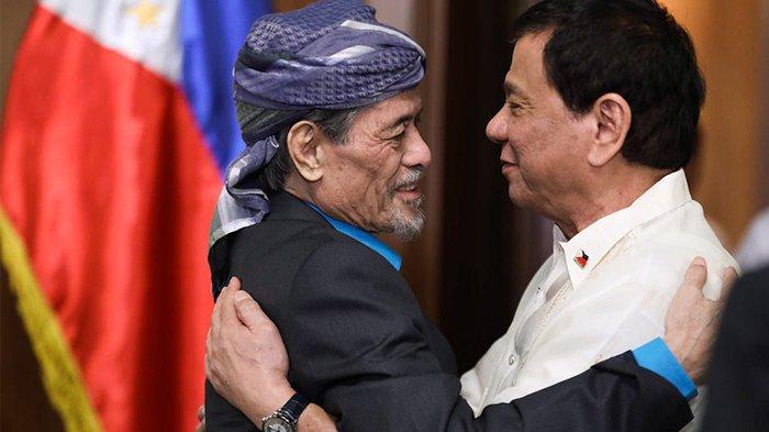 Presiden Rodrigo Duterte bertemu dengan ketua pendiri Front Pembebasan Nasional Moro (MNLF), Nur Misuari di Istana Malacañang pada Agustus 2017.