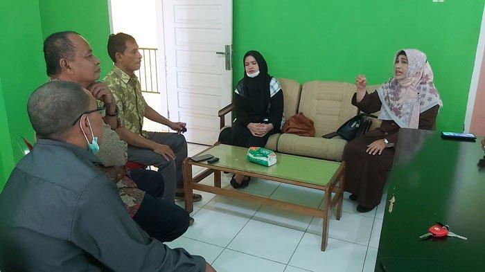 Pertemuan Anggota DPRA Hj Nurlelawati SAg (kanan) dengan Komisioner BMK Pidie, Zulkifli (ketua) dan dua anggota Komisioner Imran dan Sayed Usman.