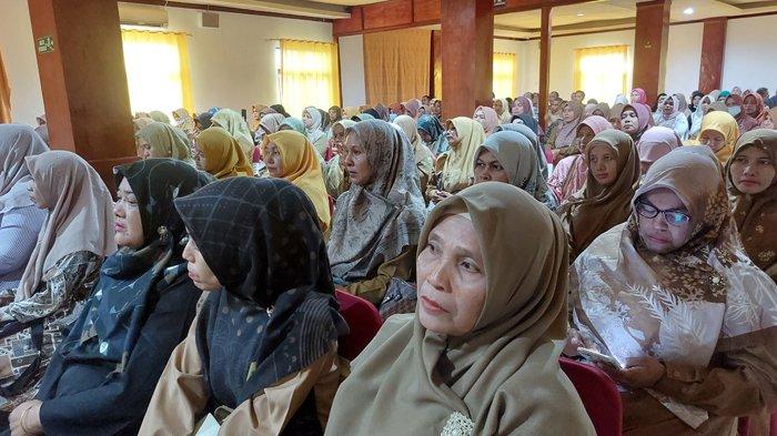 Kepala Dinas Pendidikan dan Kebudayaan Pidie, Yusmadi MPd saat membuka pelatihan guru kelas dan guru mata pelajaran di Aula Hotel Grand Blang Asan Sigli, Pidie, Selasa (28/6/2022).