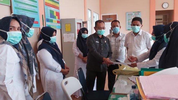 Sekda Pidie, H Idhami SSos Msi berbincang dengan petugas medis di Ruang Jiwa, RSUD Tgk Chik Ditiro Sigli, Rabu (13/1/2021).