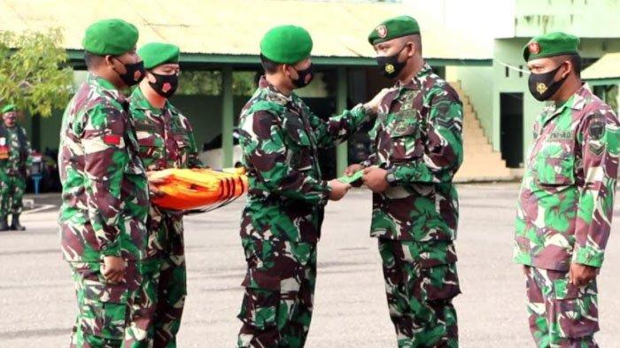 Dandim 0104/Aceh Timur Letkol Czi Hasanul Arifin Siregar SSos MTr (Han), memberi penghargaan (reward) kepada Babinsa Sertu Eko Purwanto.