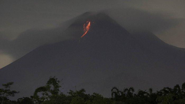 Foto Aktivitas Vulkanik Gunung Merapi Yogyakarta, Lava Mengalir Turun dari Kawah
