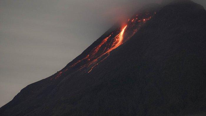 Foto Aktivitas Vulkanik Gunung Merapi Yogyakarta, Lava Mengalir Turun dari Kawah