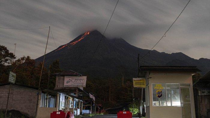 Foto Aktivitas Vulkanik Gunung Merapi Yogyakarta, Lava Mengalir Turun dari Kawah