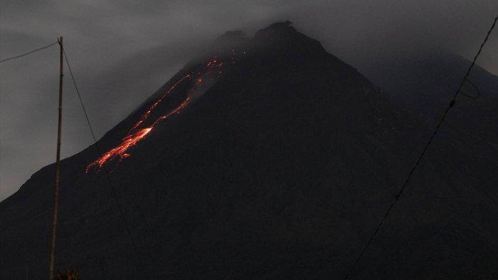 Foto Aktivitas Vulkanik Gunung Merapi Yogyakarta, Lava Mengalir Turun dari Kawah