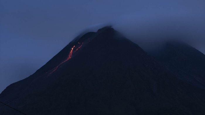 Foto Aktivitas Vulkanik Gunung Merapi Yogyakarta, Lava Mengalir Turun dari Kawah