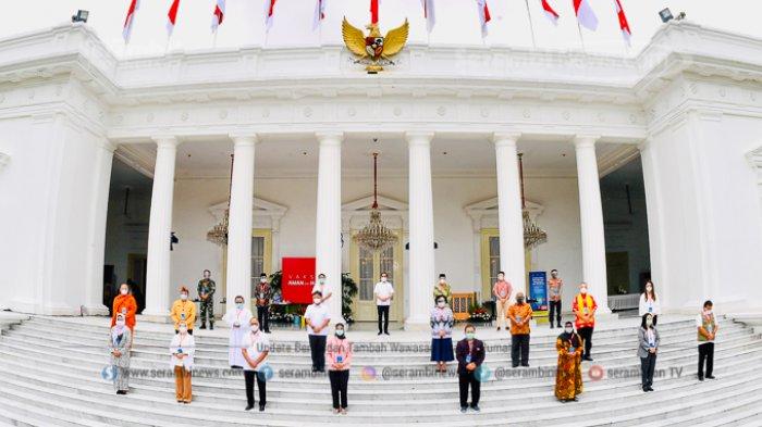 Para penerima vaksin foto bersama di depan Istana Merdeka usai divaksin, Rabu (13/1/2021). Selain Presiden Joko Widodo, ada 20 orang lain yang juga mendapatkan suntikan vaksin perdana di Indonesia untuk Covid-19 ini.