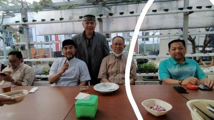 Foto mantan Ketua DPR Setya Novanto membawa handphone, beredar di publik.