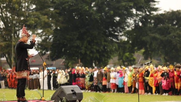 Ganjar Pranowo ikut memperingati Hari Sumpah Pemuda di Provinsi Jawa Tengah di Alun-alun Kabupaten Wonosobo, Jumat (28/10/2022)