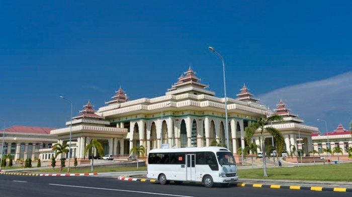 Foto yang diambil pada 29 Januari 2021 ini menunjukkan gedung parlemen Myanmar di ibu kota Naypyidaw menjelang pembukaan kembali 1 Februari setelah pemilihan November 2020 lalu.