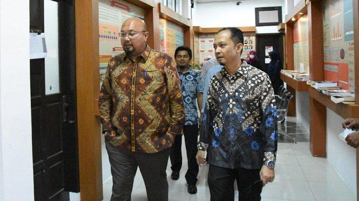 Ketua KPU RI, Ilham Saputra didampingi Ketua KIP Banda Aceh Indra Milwady dan komisioner lain meninjau kesiapan KIP setempat dalam menyambut Pemilu 2024, Sabtu (18/12/2021).