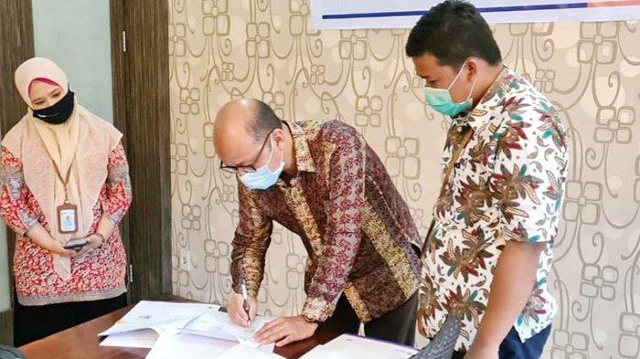 Direktur Utama Bank Artha Aceh Sejahtera, Ariswan menandatangani Perjanjian Kerjasama Asuransi Kerugian disaksikan Pemipin Cabang BRINS Aceh Syariah Ashar Anwar, Senin (8/02/2021)
