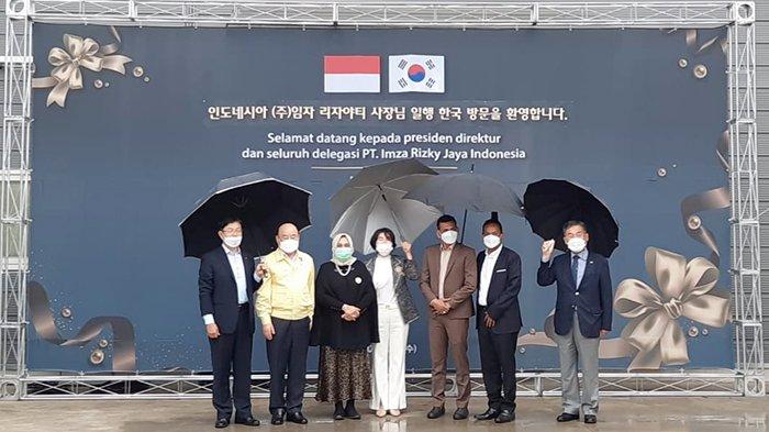 Foto Bersama - Owner PT Imza Rizky Jaya (IRJ) Group, Hj Rizayati SH MM melakukan foto bersama dengan manajemen Magnatech Co Ltd, dalam kunjungannya ke Korea Selatan, beberapa hari lalu.