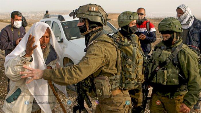 Suleyman al-Hadhalin, seorang warga Palestina bereaksi terhadap pasukan Israel menghancurkan masjid dan sumur air yang sedang dibangun di Hebron, Tepi Barat, Rabu (27/1/2021).