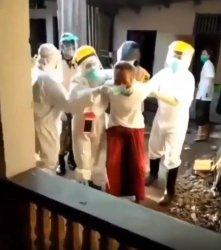 Viral, Seorang Kakek yang Diduga Positif Corona Melawan Petugas Saat Dijemput untuk Dirawat