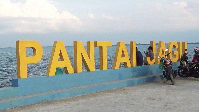 Kawasan Pantai Jagu di Kecamatan Banda Sakti, Kota Lhokseumawe kini menjadi lokasi bersantai warga baik pagi dan sore hari, Selasa (14/12/2021).