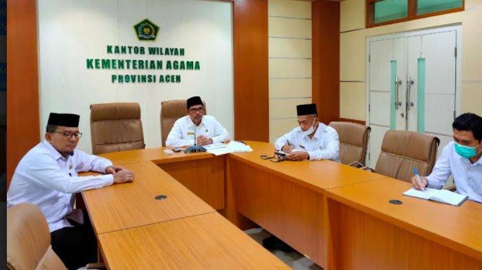 Kepala Kanwil Kemenag Aceh Dr Iqbal ketika menghadiri secara virtual Rapat Evaluasi Penilaian Mandiri Pembangunan Zona Integritas (PMPZI) yang digelar daring oleh Tim Penilai Ortala Kemenag RI di aula kantor setempat, Senin (25/1/2022).