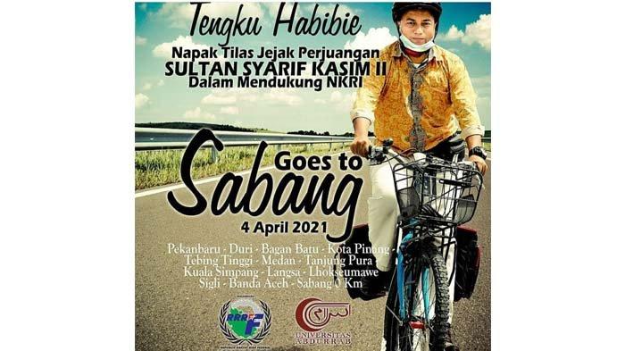 Keturunan ke V Sultan Siak Riau, Syarif Kasim II, Tengku Habibi (40) gowes hingga mengunjungi dan bersilaturahmi kediaman Tarmizi Abdul Hamid (kiri) di Ie Masen Kayee Adang Banda Aceh, Senin (26/4/2021)