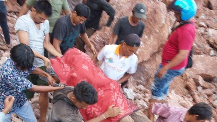 Petugas dibantu masyarakat melakukan proses evakuasi terhadap korban tertimpa longsor di di lereng gunung Gle Geunteng, Kecamatan Peukan Bada, Aceh Besar sore tadi longsor, Senin (19/9/2022).