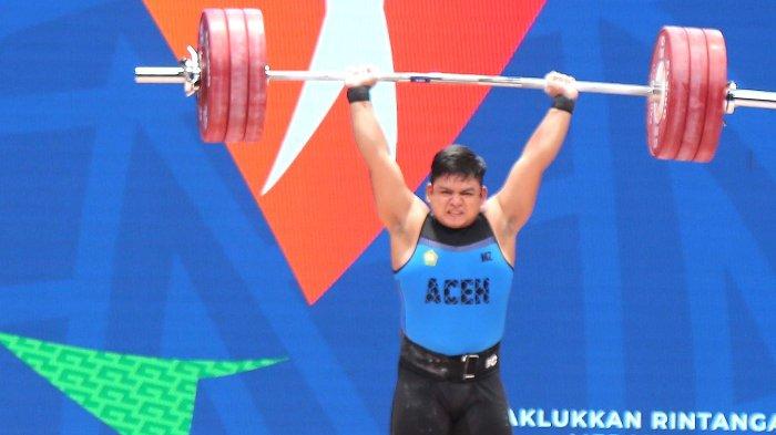 Lifter putra Aceh, M Zul Ilmi meraih medali emas kelas 96 kg dengan total angkatan 330 kg cabor angkat besi putra PON XX Papua 2021 di Auditorium Universitas Cendrawasih Jayapura, Jumat 8/10/2021.
