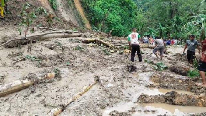 Salah satu lokasi longsor di lintasan Blangkejeren Kutacane yang menyebabkan arus transportasi lumpuh total, Minggu (17/4/2022)