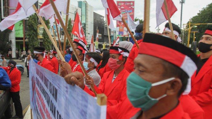 Puluhan orang melakukan aksi unjuk rasa di Simpang Lima Banda Aceh, Rabu (16/12/2020). Dalam orasinya, mereka menolak Imam Besar Front Pembela Islam (FPI), Habib Rizieq Shihab (HRS). Kemudian datang massa mengusir pendemo ini