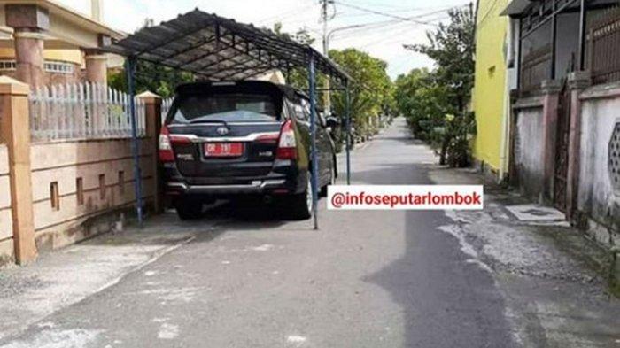 tangkapan layar foto mobil dinas terparkir di pinggir jalan menggunakan kanopi