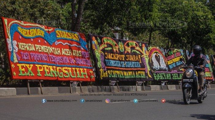 Papan bunga yang terpajang di depan Kantor Gubernur Aceh, Rabu (17/2/2021)
