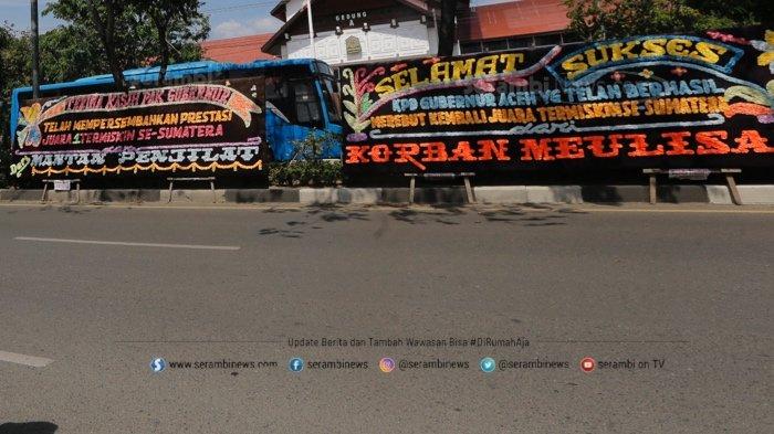 Papan bunga yang terpajang di depan Kantor Gubernur Aceh, Rabu (17/2/2021)