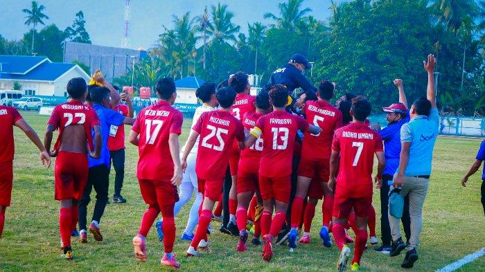 Para pemain Aceh mengangkat pelatih mereka Fakhri Husaini ketika Aceh berhasil melaju ke babak final, uforia ini berlangsung di Stadion Barnabas Youwe Sentani, Kabupaten Jayapura Selasa (12/10/2021).