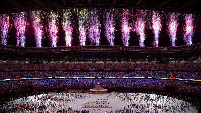 Parade kembang api memeriahkan pembukaan Olimpiade Tokyo 2020 di Stadion Nasional,Tokyo, Jepang, Jumat (23/7/2021).