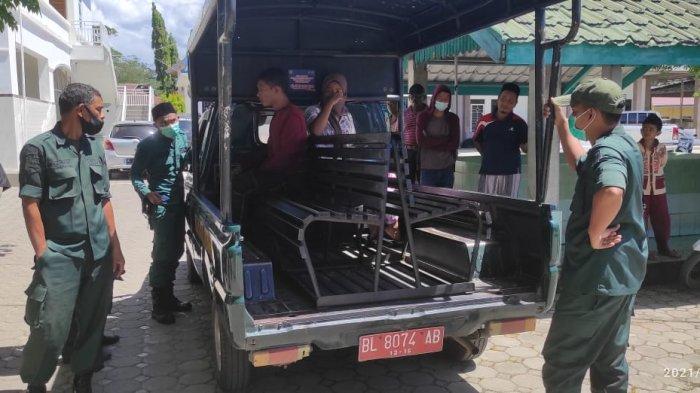 Pasangan haram HA (38) dan wanita FSN (21) yang digerebek pemilik kost dan warga Gampong Cot Mesjid, Kecamatan Luengbata, Banda Aceh, Minggu (18/4/2021) sekitar pukul 12.30 WIB.