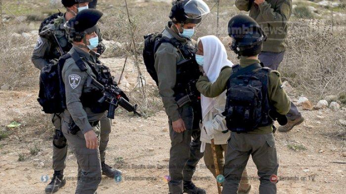 Seorang warga Palestina, Suleyman al-Hadhalin bereaksi terhadap pasukan Israel menghancurkan masjid dan sumur air yang sedang dibangun di Hebron, Tepi Barat, Rabu (27/1/2021).